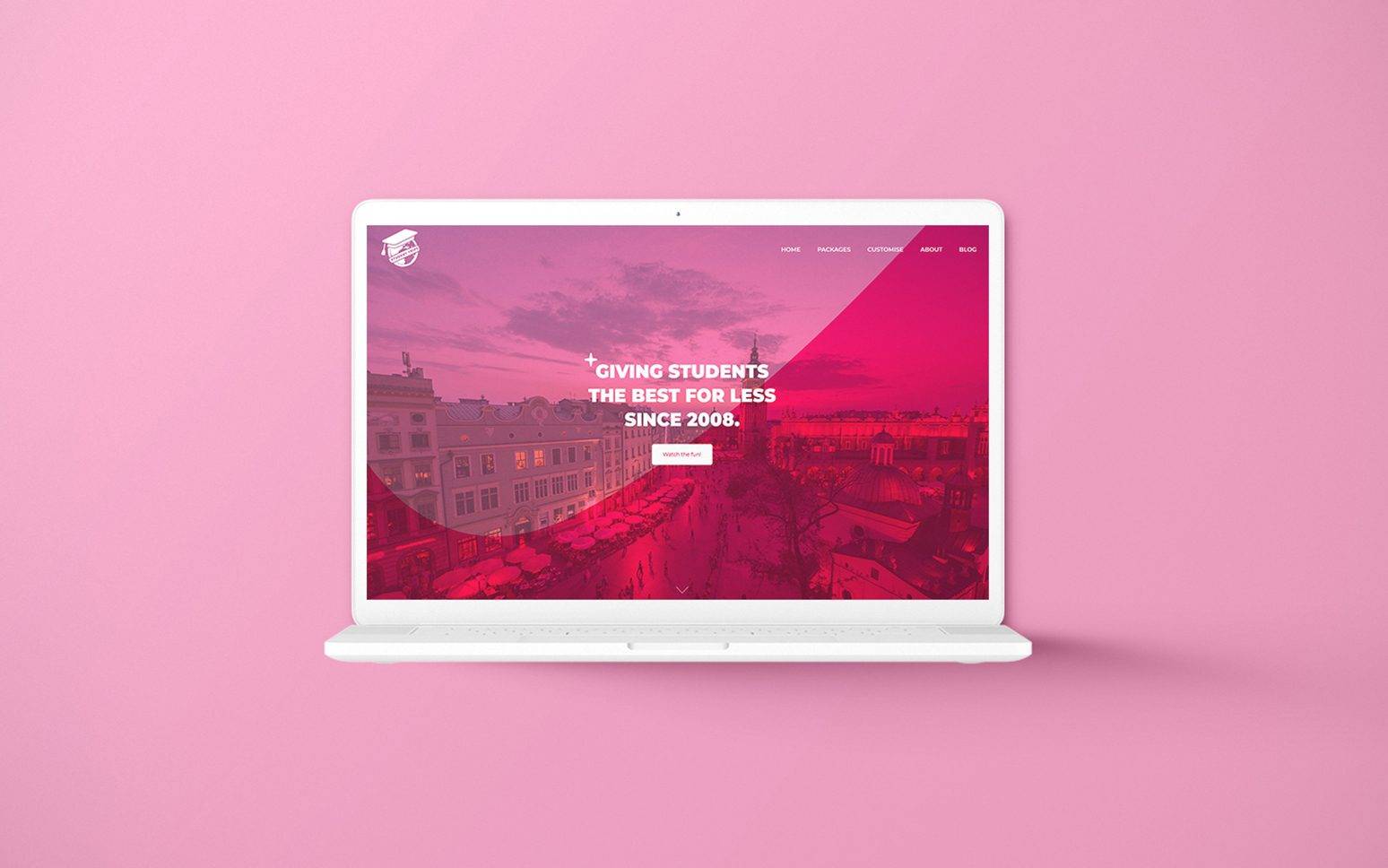 Un computer portatile bianco su sfondo rosa mostra un sito web con il testo "Diamo il meglio agli studenti a un prezzo più basso dal 2008", evidenziando la competenza della Web Agency Milano nel posizionare un sito web.