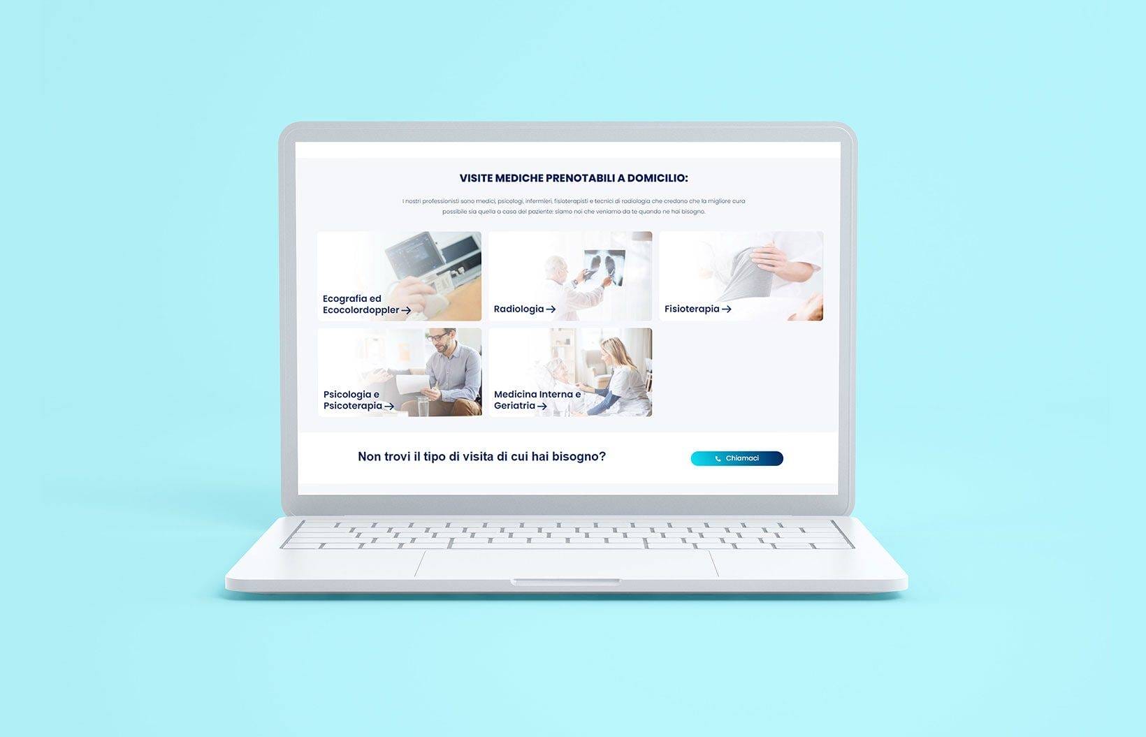 Un computer portatile che mostra una pagina web per la prenotazione di appuntamenti medici, progettata da SHM Studio, presenta opzioni per ecografia, radiologia, fisioterapia, psicologia e medicina interna su uno sfondo blu rilassante.