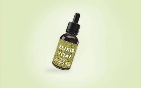 Un piccolo flacone contagocce con l'etichetta "Elixir Vitae" presenta un testo verde e bianco su uno sfondo con un motivo a foglie, su uno sfondo verde chiaro, posizionato perfettamente, proprio come l'agenzia web SHM posiziona abilmente un sito web per migliorarne la visibilità e l'impatto.