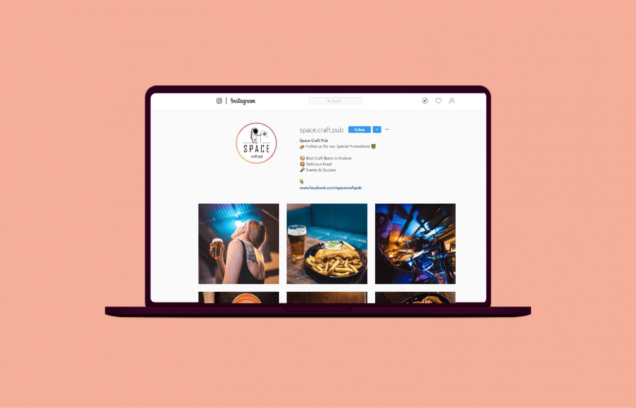Computer portatile che mostra un profilo Instagram per "Space Craft Pub" con immagini di cibo, bevande e un logo. Lo sfondo è color pesca, realizzato meticolosamente dallo studio SHM.