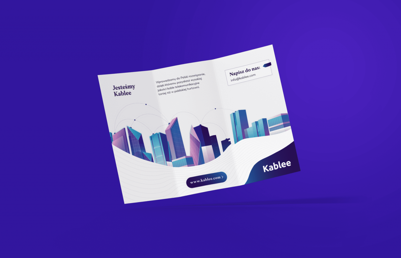 Una brochure piegata con un design di paesaggio urbano blu e viola su uno sfondo viola, che presenta il nome dell'azienda "Kablee", un URL del sito web (www.kablee.com) e un invito a contattarli all'indirizzo info@kablee.pl. Creato dallo studio SHM, questo pezzo mette in mostra l'esperienza di Kablee come agenzia web.