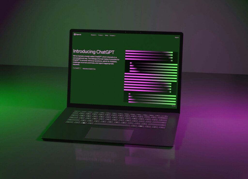 Un computer portatile che visualizza una pagina web su ChatGPT, con effetti di luce verdi e viola riflessi sulla superficie, realizzato da SHM Web Agency.